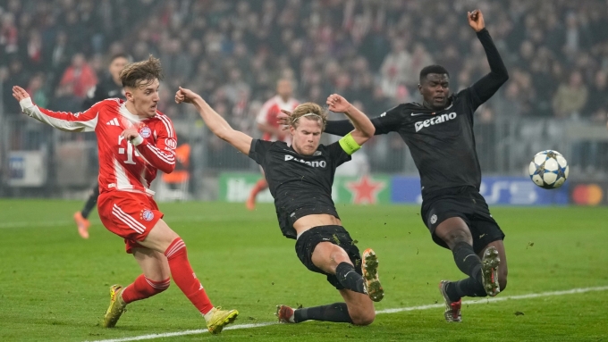 Karl (đỏ) dứt điểm nâng tỷ số lên 2-1, trên sân Allianz Arena, Munich, Đức hôm 9/12. Ảnh: BeIN