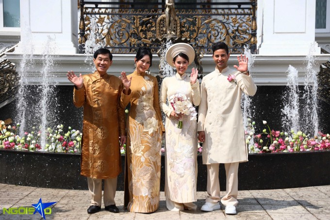 Gia đình Tiên Nguyễn và chú rể Justin Cohen đều diện áo dài trong lễ ăn hỏi sáng 7/12. Ảnh: Quỳnh Trần