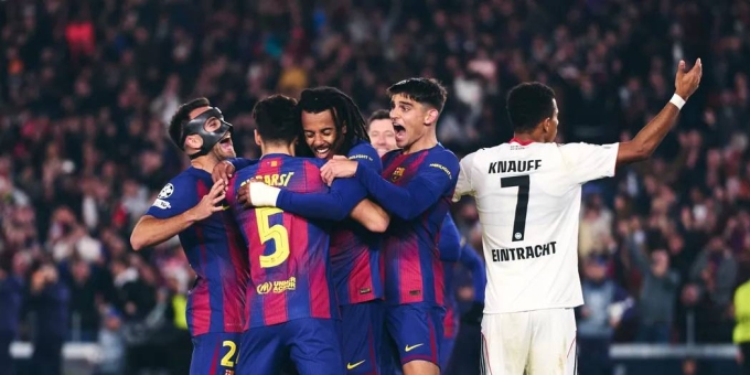 Kounde (tóc dài) chia vui với đồng đội sau cú đúp trong trận Barca 2-1 Frankfurt ở lượt sáu vòng bảng Champions League tối 9/12. Ảnh: FCB