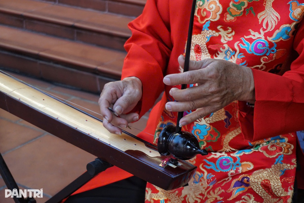 Khách Tây ra chợ đóng guốc, đi chùa cầu con linh thiêng nhất ở TPHCM - 5