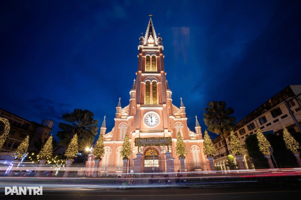 Khách Tây ra chợ đóng guốc, đi chùa cầu con linh thiêng nhất ở TPHCM - 6