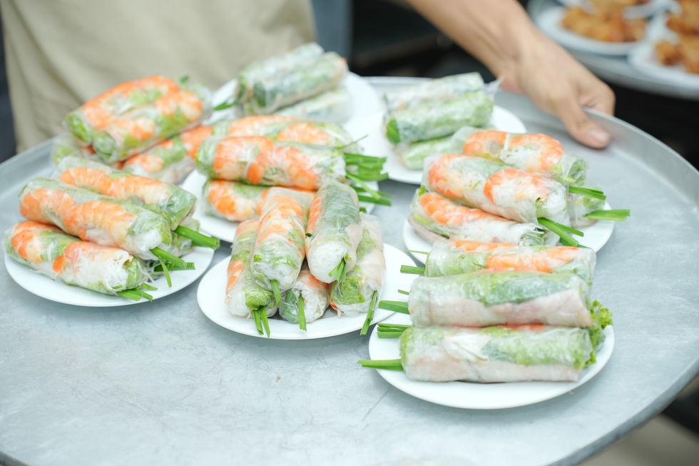 Khách Tây ra chợ đóng guốc, đi chùa cầu con linh thiêng nhất ở TPHCM - 10 Khách Tây ra chợ đóng guốc, đi chùa cầu con linh thiêng nhất ở TPHCM - 10