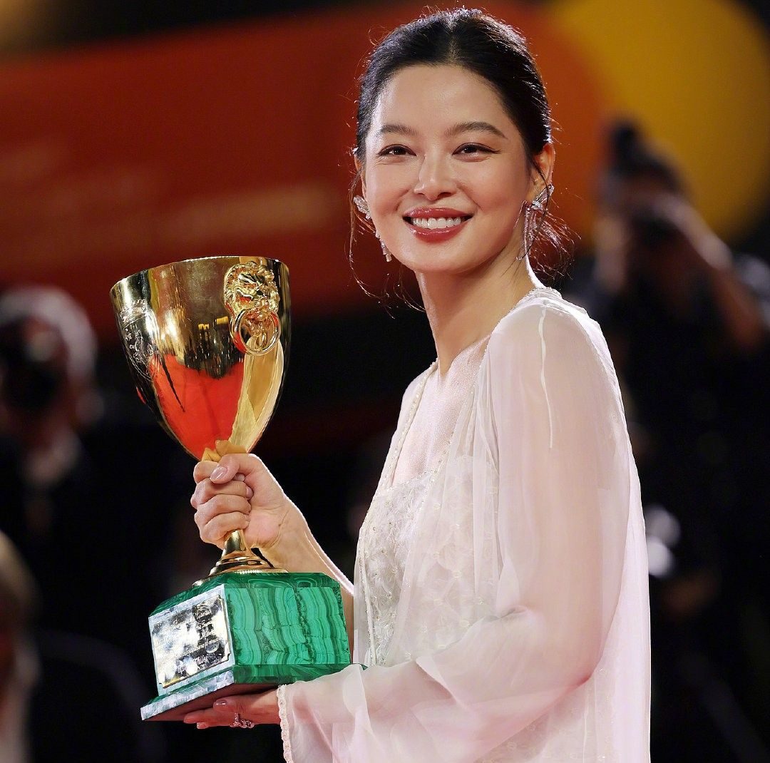 Tân Chỉ Lôi lập lại trật tự giới giải trí năm 2025 với diễn xuất xuất sắc - Ảnh 1. Tân Chỉ Lôi lập lại trật tự giới giải trí năm 2025 với diễn xuất xuất sắc - Ảnh 1.