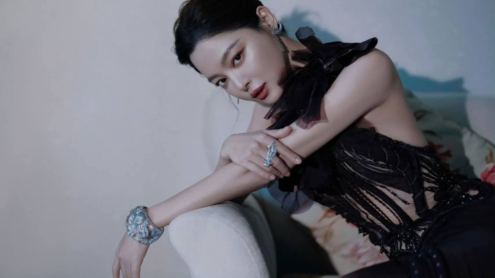 Tân Chỉ Lôi lập lại trật tự giới giải trí năm 2025 với diễn xuất xuất sắc - Ảnh 3. Tân Chỉ Lôi lập lại trật tự giới giải trí năm 2025 với diễn xuất xuất sắc - Ảnh 3.