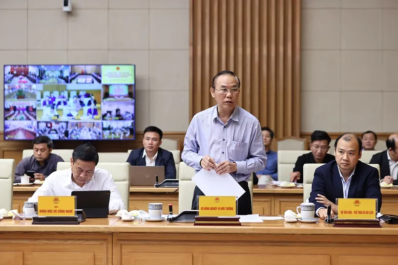 Thứ trưởng Bộ Nông nghiệp và Môi trường Phùng Đức Tiến báo cáo tại Phiên họp - Ảnh: VGP/Nhật Bắc Thứ trưởng Bộ Nông nghiệp và Môi trường Phùng Đức Tiến báo cáo tại Phiên họp - Ảnh: VGP/Nhật Bắc