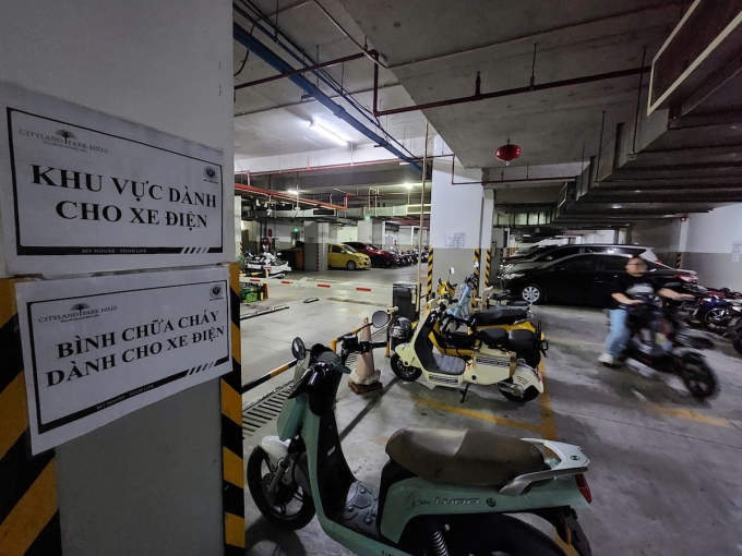 Chung cư Cityland Park Hill ở phường Gò Vấp, TP HCM không nhận giữ ôtô điện, bố trí nơi giữ xe máy điện ở gần bảo vệ, có bình chữa cháy riêng. Ảnh: Đình Văn