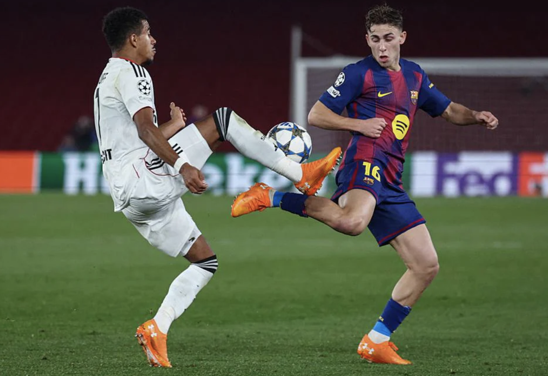 Hậu vệ tỏa sáng, Barcelona ngược dòng giành chiến thắng sân nhà ở Champions League 2 Hậu vệ tỏa sáng, Barcelona ngược dòng giành chiến thắng sân nhà - Ảnh 2.