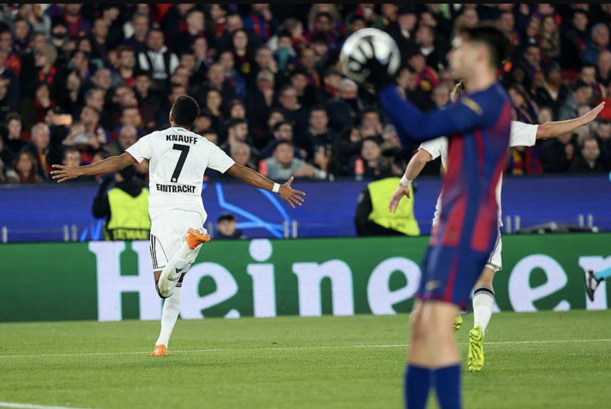 Hậu vệ tỏa sáng, Barcelona ngược dòng giành chiến thắng sân nhà ở Champions League 3 Hậu vệ tỏa sáng, Barcelona ngược dòng giành chiến thắng sân nhà - Ảnh 3.