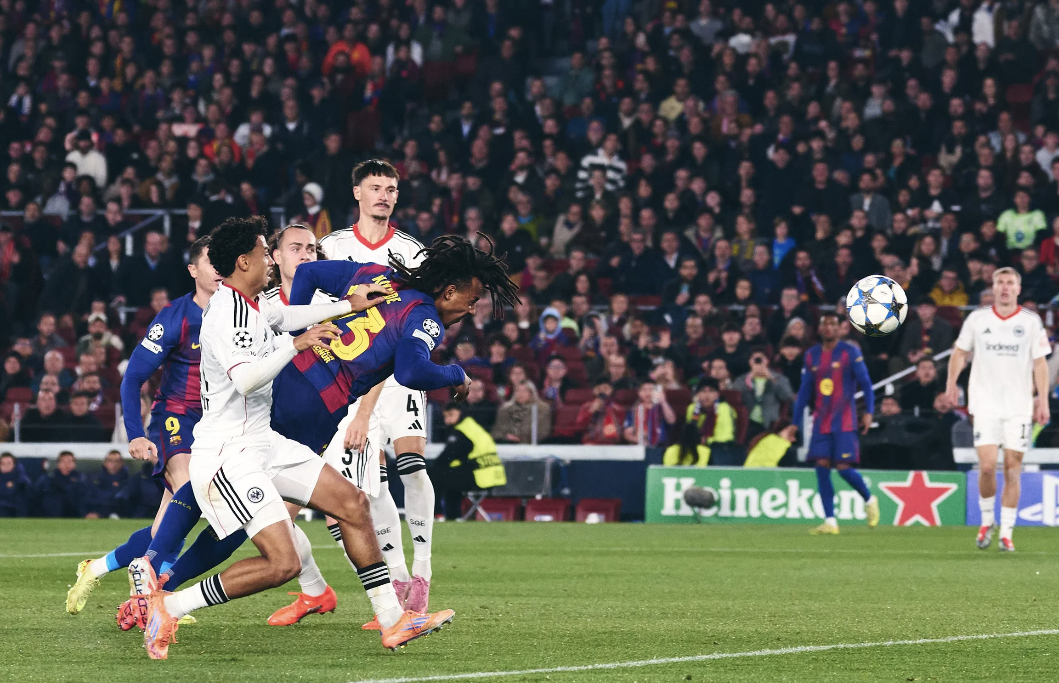 Hậu vệ tỏa sáng, Barcelona ngược dòng giành chiến thắng sân nhà ở Champions League 6 Hậu vệ tỏa sáng, Barcelona ngược dòng giành chiến thắng sân nhà - Ảnh 6.