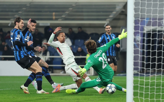 Joao Pedro (áo sáng) mở tỷ số trên sân New Balance, Bergamo, Italy hôm 9/12. Ảnh: BeIN