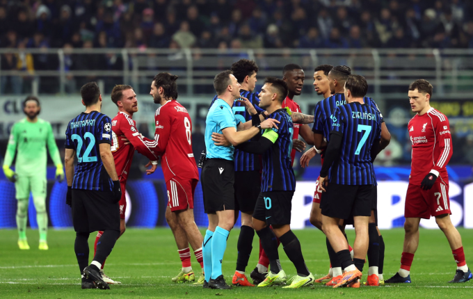 Các cầu thủ Inter phản ứng với quyết định của trọng tài. Ảnh: PA