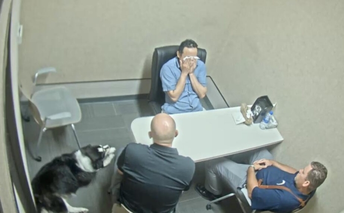 Thomas Perez Jr. ôm mặt khóc khi hai thám tử mang chó cưng vào phòng thẩm vấn. Ảnh: LA Times