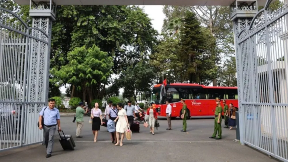 Cán bộ, người lao động từ Bình Phước cũ đi làm tại Trung tâm Hành chính tỉnh Đồng Nai. cán bộ. jpg