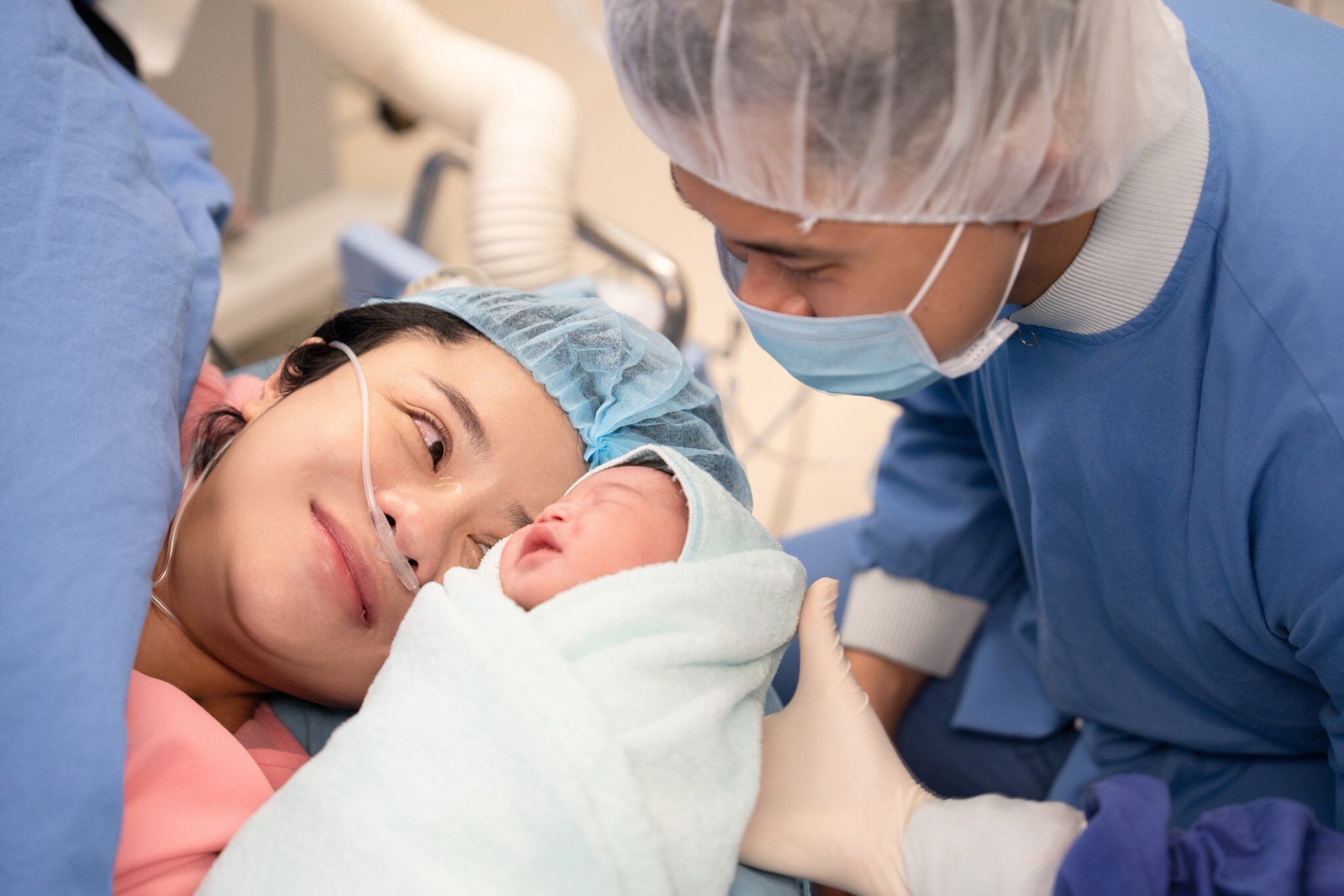 Thái Trinh sinh con đầu lòng sau 1 năm kết hôn, bật khóc nhìn "tiểu công chúa" nằm ngoan trong vòng tay bố 2 Thái Trinh bật khóc khi lần đầu nhìn thấy con gái.