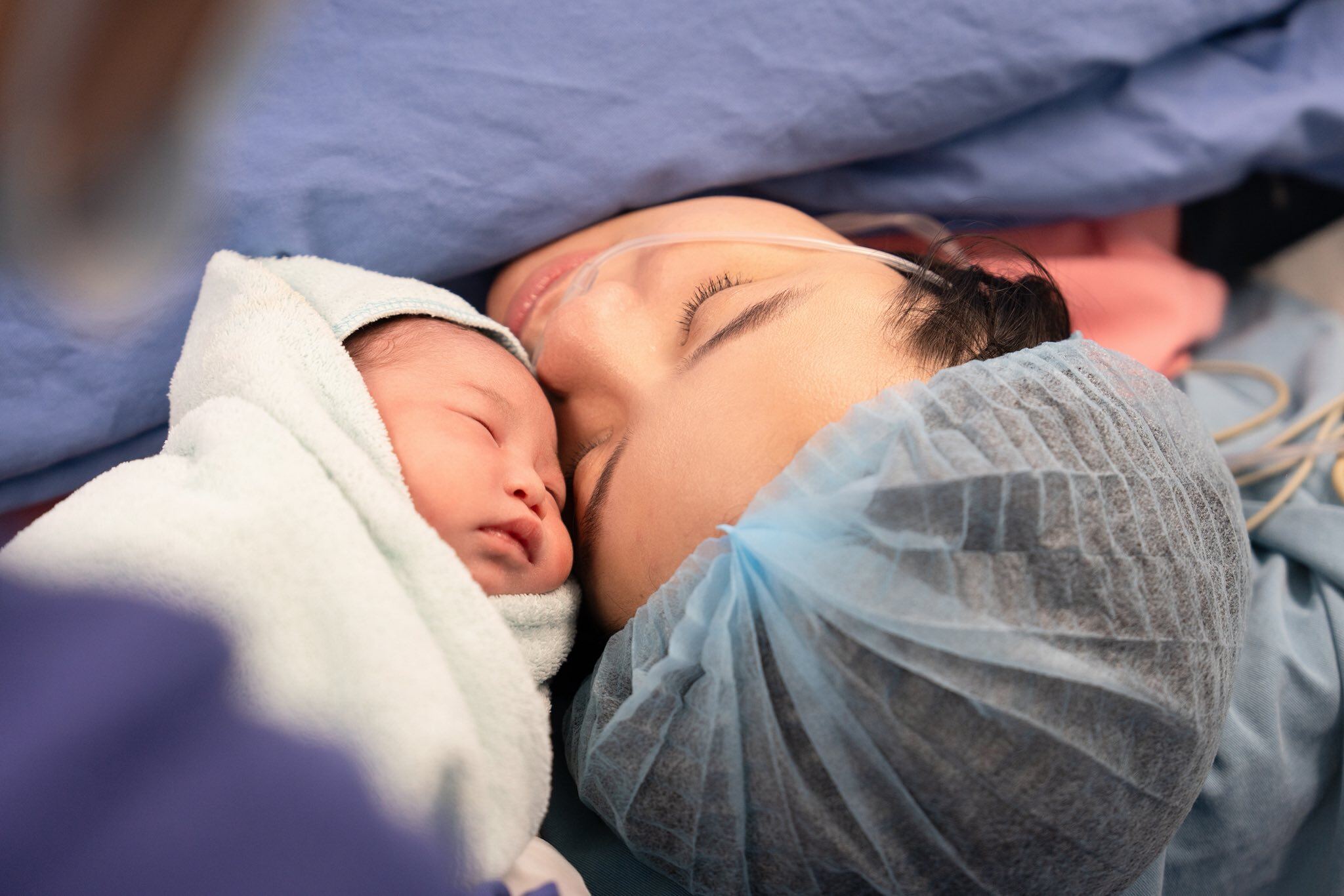 Thái Trinh sinh con đầu lòng sau 1 năm kết hôn, bật khóc nhìn "tiểu công chúa" nằm ngoan trong vòng tay bố 3 Thiên thần nhỏ được đặt tên Cheri.