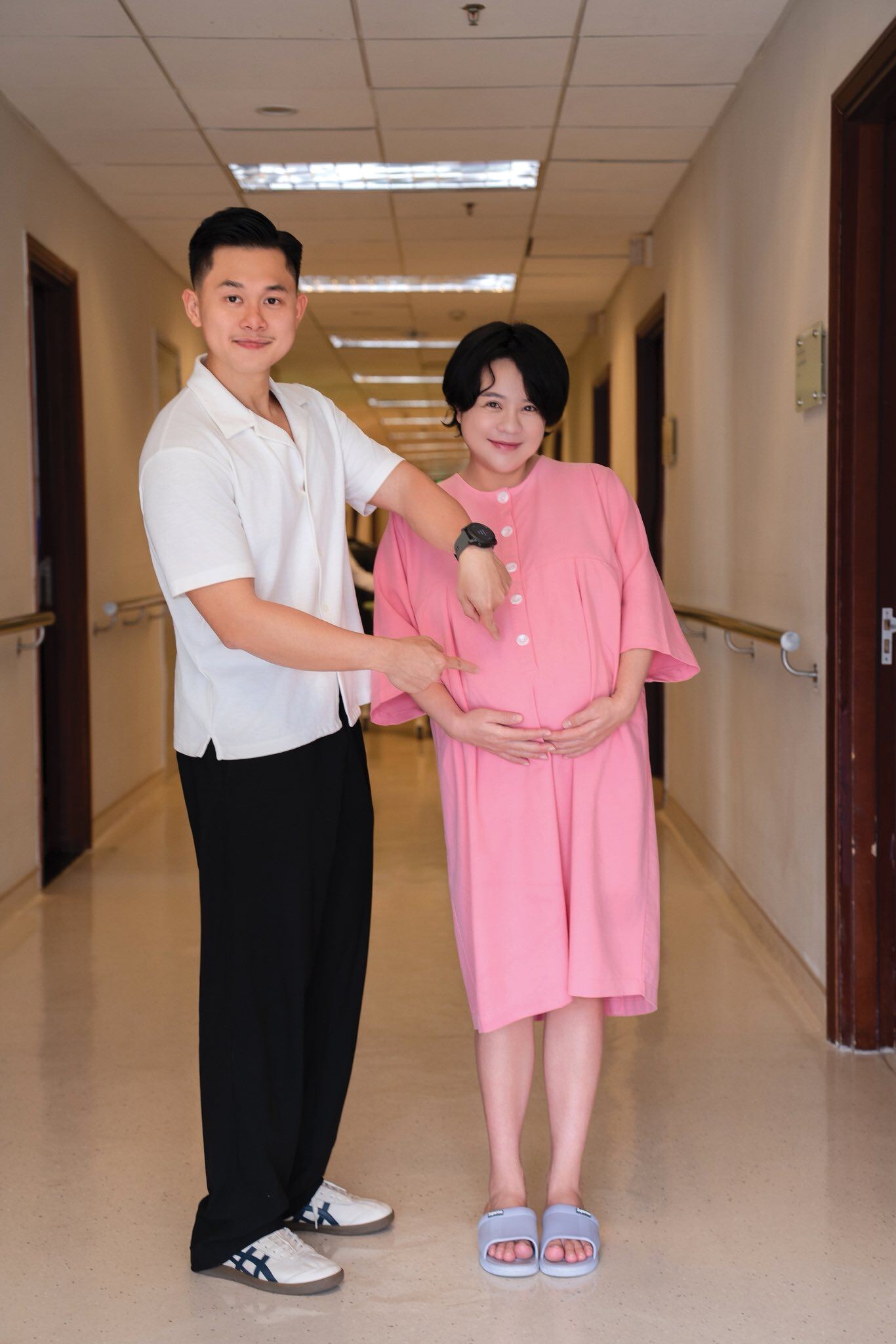 Thái Trinh sinh con đầu lòng sau 1 năm kết hôn, bật khóc nhìn "tiểu công chúa" nằm ngoan trong vòng tay bố 4 Doanh nhân Thái Minh đồng hành cùng vợ suốt quá trình cô vượt cạn.