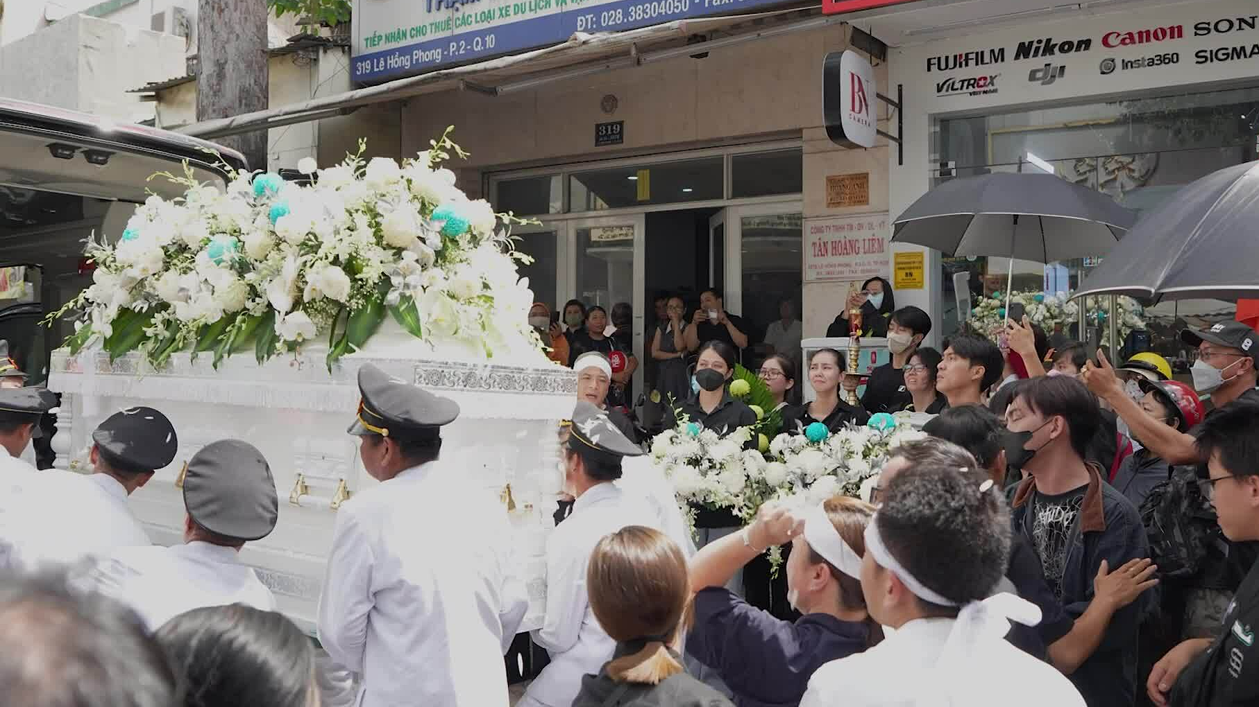 Khán giả, nghệ sĩ tiễn đưa Ngọc Trinh "Mùi ngò gai", trưa 4/9