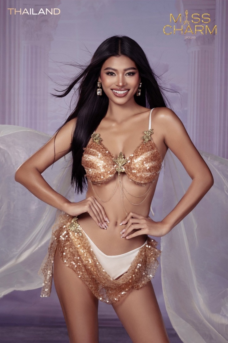 Ảnh áo tắm của 35 hoa hậu tại Việt Nam 8 Đại diện Thái Lan - Narumon Phimphakdee có chiều cao nổi bật 1,83 m, số đo hình thể 91-61-93 cm. Cô là Á hậu 2 tại cuộc thi Hoa hậu Hoàn vũ Thái Lan 2025. Người đẹp Thái Lan lớn lên trong gia đình làm nông nhưng đã vượt qua hoàn cảnh khó khăn để trở thành người đầu tiên trong gia đình tốt nghiệp đại học. Cô từng bị chê bai vì chiều cao và làn da ngăm nhưng luôn xem đó là sức mạnh tạo nên khác biệt.