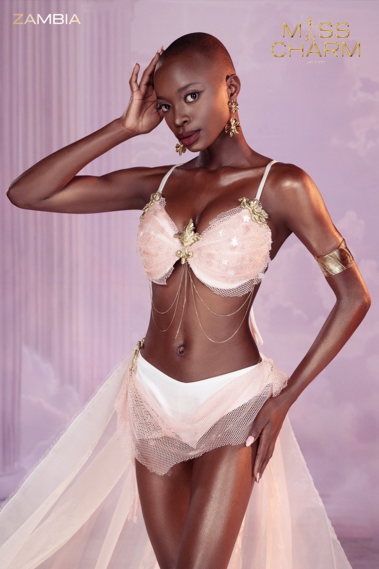 Ảnh áo tắm của 35 hoa hậu tại Việt Nam 14 Đại diện Zambia - Kutemba Njapau là ứng viên nổi bật của châu Phi. Cô gây chú ý với đầu trọc cá tính, đường cong quyến rũ.