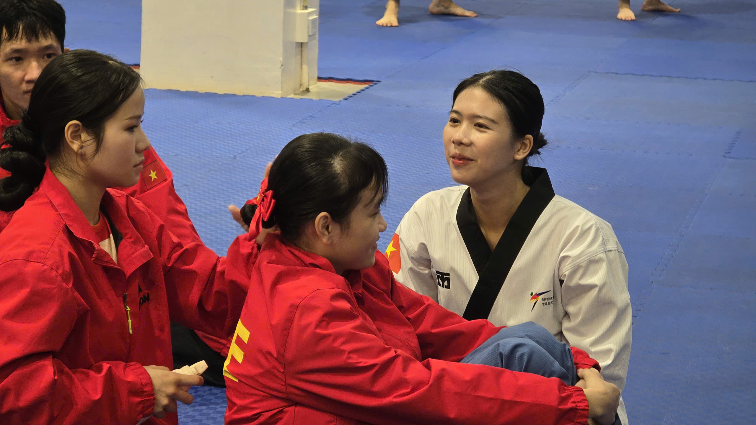 Châu Tuyết Vân đưa bố mẹ đến Bangkok cổ vũ taekwondo 'mở hàng' vàng SEA Games: Hồi hộp…- Ảnh 2. Châu Tuyết Vân đưa bố mẹ đến Bangkok cổ vũ taekwondo 'mở hàng' vàng SEA Games: Hồi hộp…- Ảnh 2.