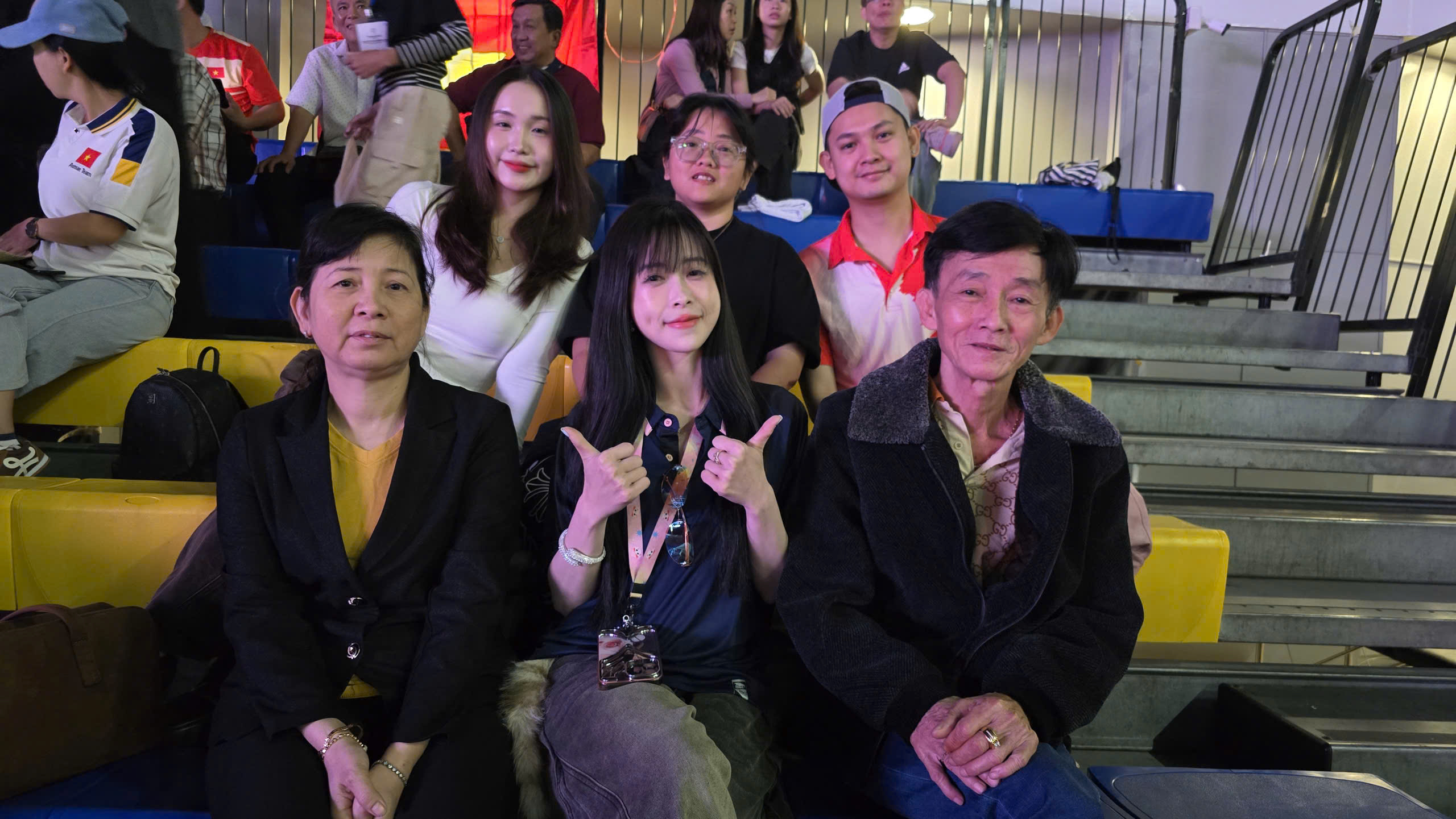 Châu Tuyết Vân đưa bố mẹ đến Bangkok cổ vũ taekwondo 'mở hàng' vàng SEA Games: Hồi hộp…- Ảnh 3. Châu Tuyết Vân đưa bố mẹ đến Bangkok cổ vũ taekwondo 'mở hàng' vàng SEA Games: Hồi hộp…- Ảnh 3.