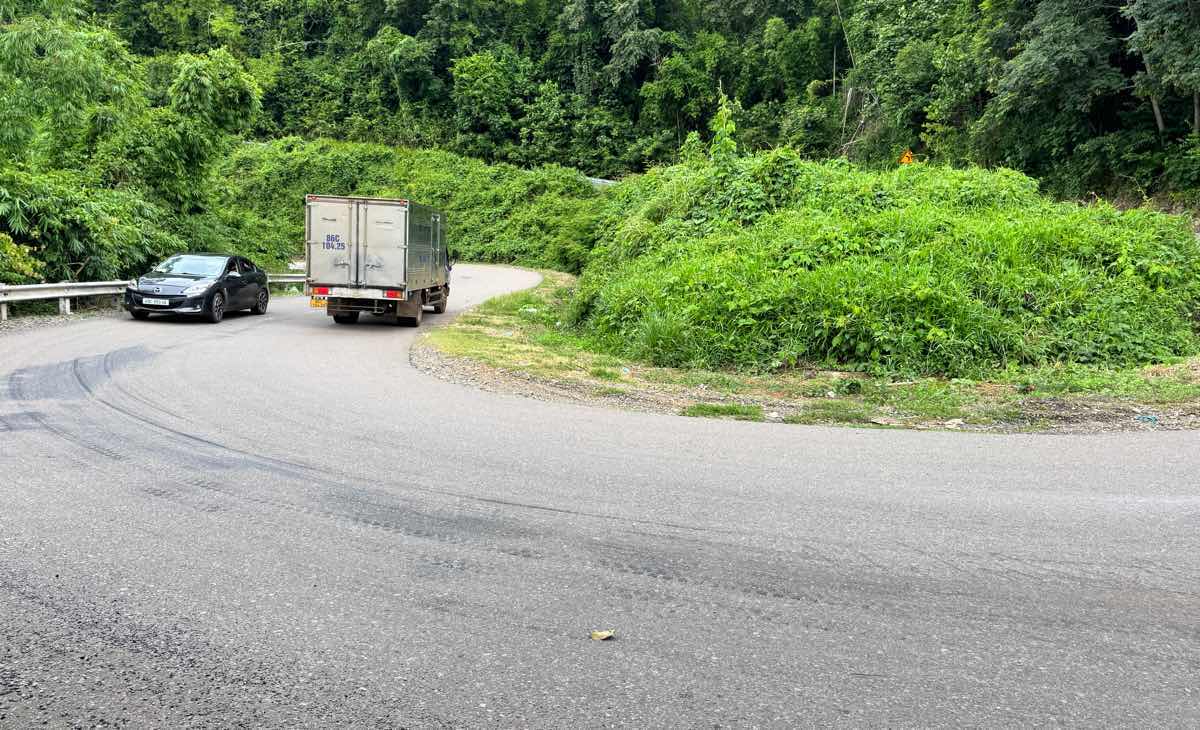 3 cách tài 'già' sử dụng ngôn ngữ đèn xi-nhan thay cho lời cảnh báo - Ảnh 4.