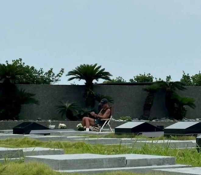 343 ngày tang tóc của showbiz: Hơn chục sao đột tử, hết tự sát, bạo bệnh lại đến tai nạn ngã lầu đầy uẩn khúc- Ảnh 4. 343 ngày tang tóc của showbiz: Hơn chục sao đột tử, hết tự sát, bạo bệnh lại đến tai nạn ngã lầu đầy uẩn khúc- Ảnh 4.