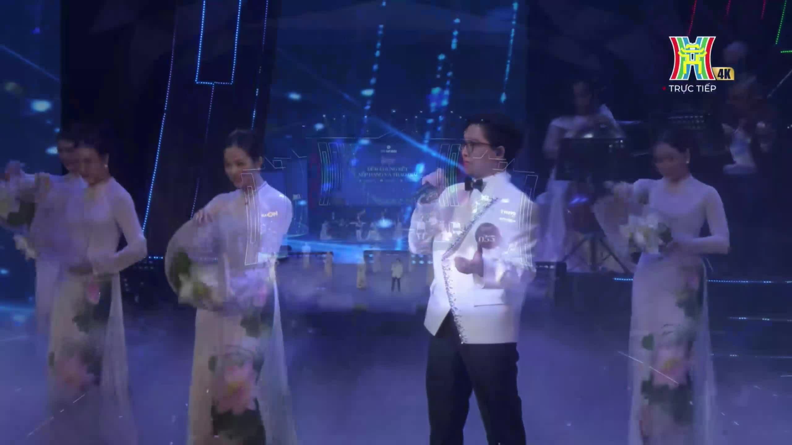 Con trai Trọng Tấn hát 'Tổ quốc tôi chưa đẹp thế bao giờ'