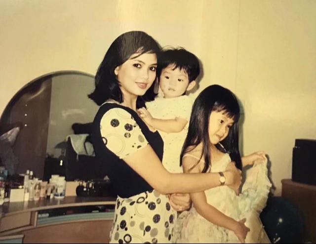 1765338665 362 Qua khu cua nguoi phu nu khien ty phu Johnathan