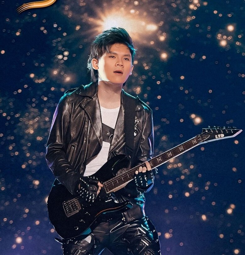 Quý tử Bằng Kiều nối nghiệp bố làm ca sĩ, ngoại hình điển trai bất ngờ, được mẹ ruột đầu tư hết cỡ 2 Ở tuổi 22, con đầu lòng của Bằng Kiều có ngoại hình điển trai.