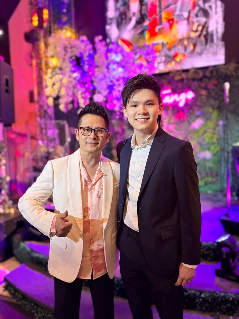 Quý tử Bằng Kiều nối nghiệp bố làm ca sĩ, ngoại hình điển trai bất ngờ, được mẹ ruột đầu tư hết cỡ 3 Con cả Bằng Kiều điển trai ở tuổi 22.