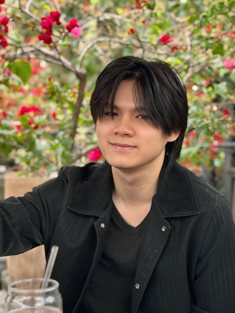 Quý tử Bằng Kiều nối nghiệp bố làm ca sĩ, ngoại hình điển trai bất ngờ, được mẹ ruột đầu tư hết cỡ 4 Beckam hiện là ca sĩ, nhạc sĩ, biết chơi nhiều loại nhạc cụ.