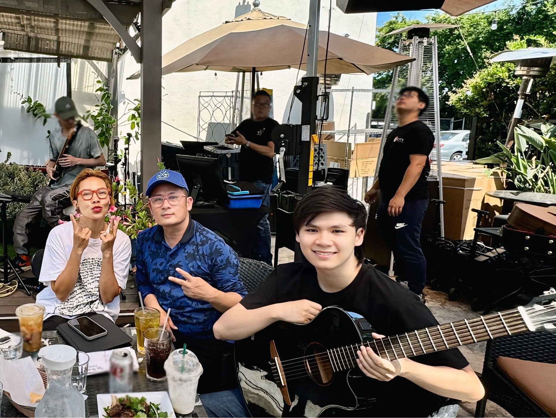 Quý tử Bằng Kiều nối nghiệp bố làm ca sĩ, ngoại hình điển trai bất ngờ, được mẹ ruột đầu tư hết cỡ 5 Bằng Kiều khoe được con trai đệm đàn cho bố hát.