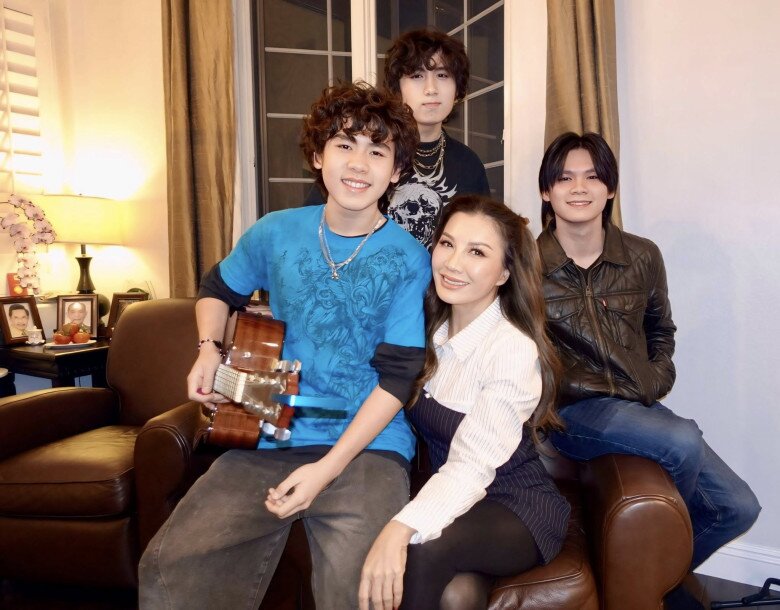 Quý tử Bằng Kiều nối nghiệp bố làm ca sĩ, ngoại hình điển trai bất ngờ, được mẹ ruột đầu tư hết cỡ 6 Các con của Bằng Kiều và Trizzie Phương Trinh đều có năng khiếu âm nhạc.