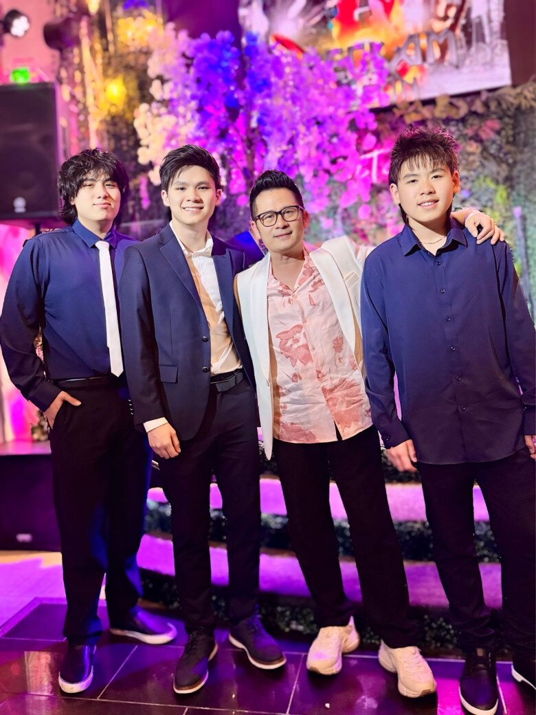 Quý tử Bằng Kiều nối nghiệp bố làm ca sĩ, ngoại hình điển trai bất ngờ, được mẹ ruột đầu tư hết cỡ 7 Bằng Kiều thường xuyên sang Mỹ thăm 3 con trai.