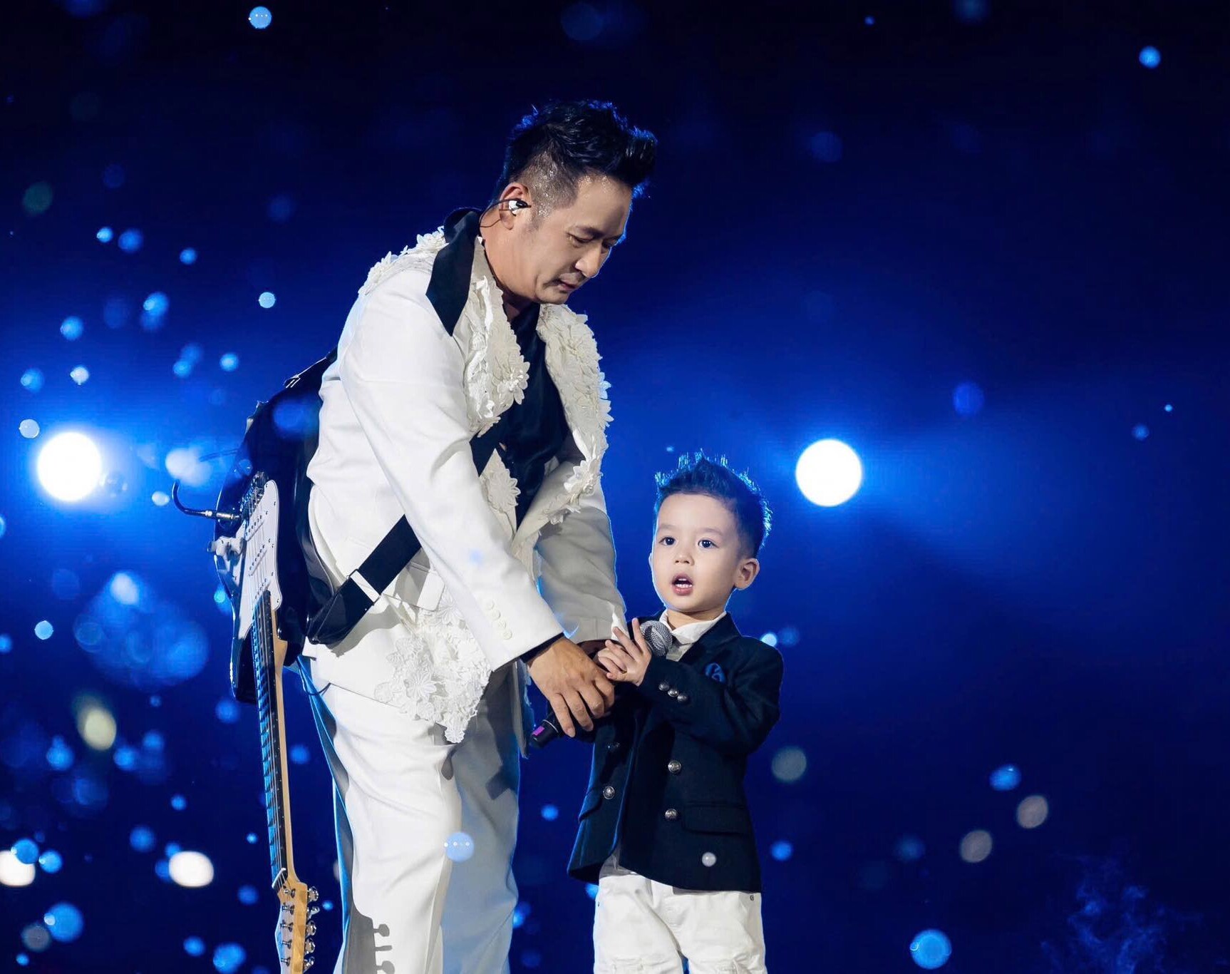 Quý tử Bằng Kiều nối nghiệp bố làm ca sĩ, ngoại hình điển trai bất ngờ, được mẹ ruột đầu tư hết cỡ 9 Con trai thứ 4 của Bằng Kiều là bé Benly.