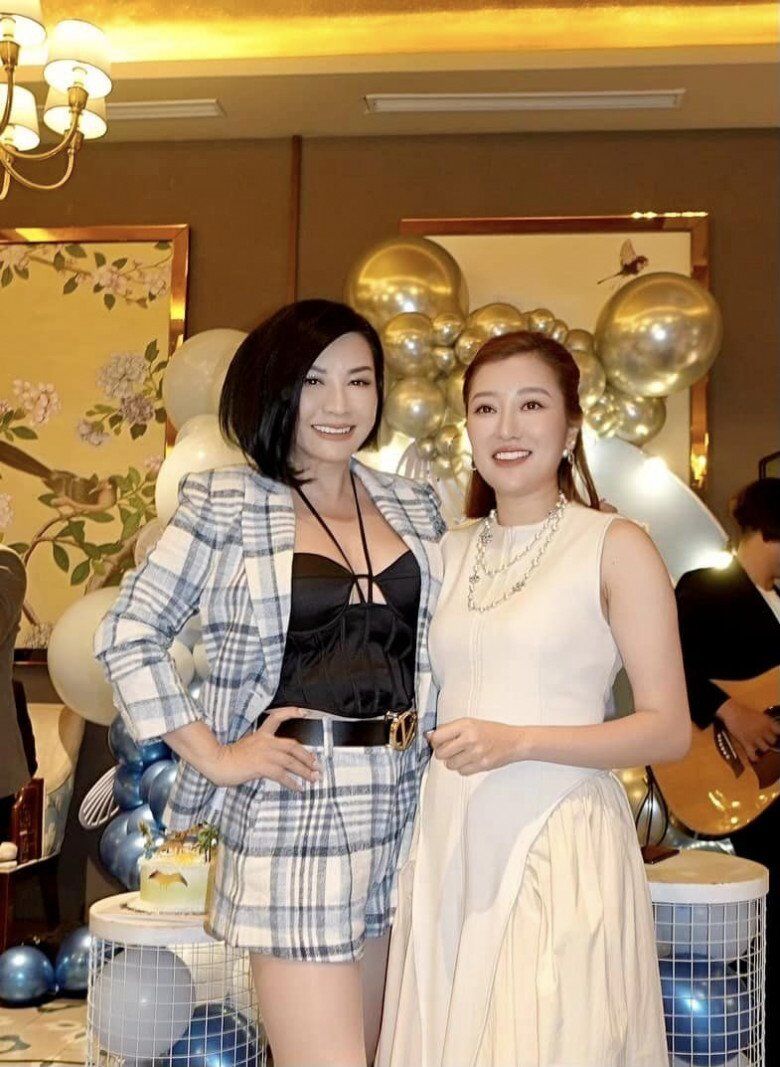 Quý tử Bằng Kiều nối nghiệp bố làm ca sĩ, ngoại hình điển trai bất ngờ, được mẹ ruột đầu tư hết cỡ 12 Trizzie Phương Trinh có quan hệ thân thiết với Mai Linh - vợ hiện tại của Bằng Kiều.