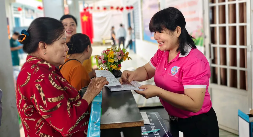 Thay vì phải lên UBND phường, nay người dân có thể lên trụ sở khu phố để làm thủ tục hành chính. Ảnh: NT TP.HCM: Dân không cần lên phường, cán bộ về tận khu phố làm thủ tục hành chính