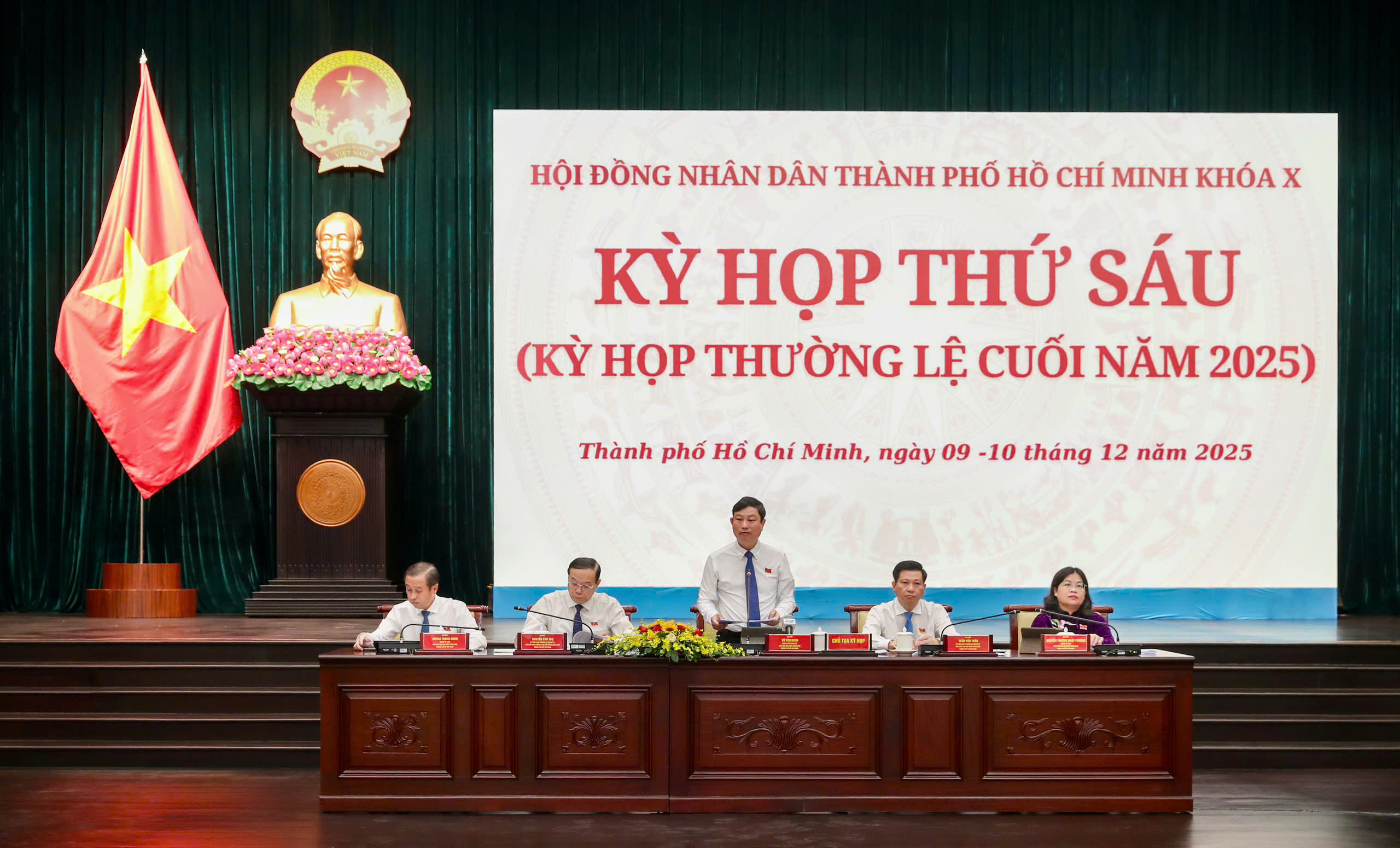 Đại biểu HĐND TPHCM chất vấn sự an toàn của thức ăn đường phố 2 img