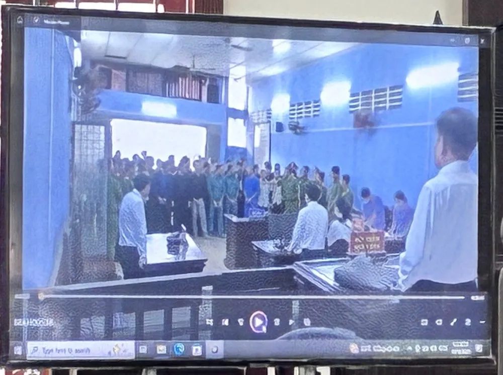 Tòa phúc thẩm cho trình chiếu clip ghi lại cảnh các bị cáo gây rối trật tự phiên tòa. gay-roi-trat-tu-phien-toa-1.jpg