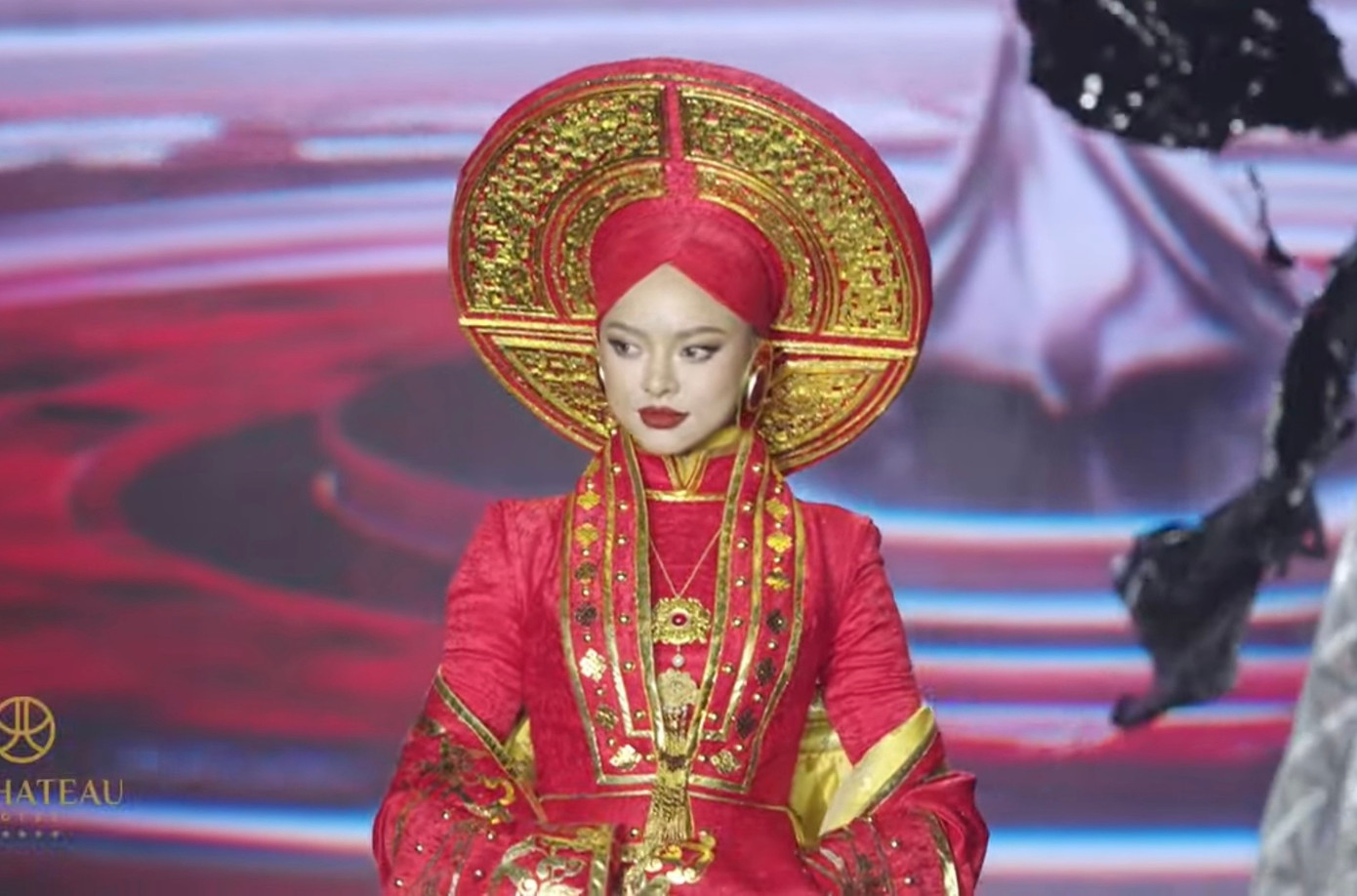 1765342643 346 Mai Ngo dung chieu khi dien ao tam o ban