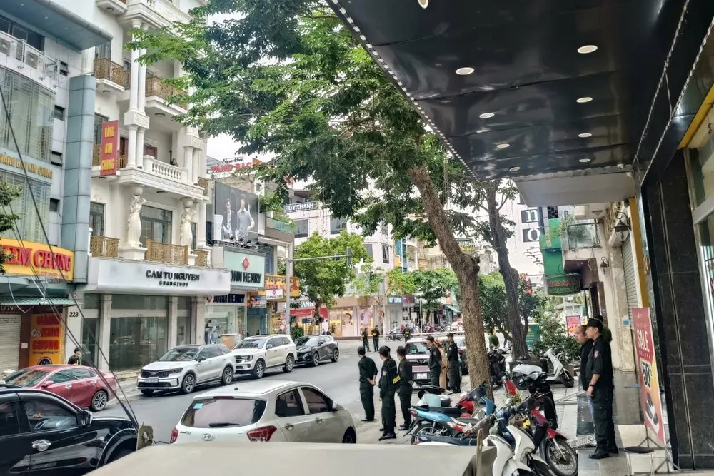 Trong số các cơ sở bị khám có tiệm vàng Kim Chung của vợ chồng Nguyễn Hữu Bình (71 tuổi) Giám đốc Công ty vàng bạc Kim Chung và vợ Lê Thị Thu Hương. Ảnh: ĐẶNG TRUNG Hàng chục cảnh sát phong tỏa, xuất hiện trên phố tiệm vàng ở Thanh Hóa -2.jpg