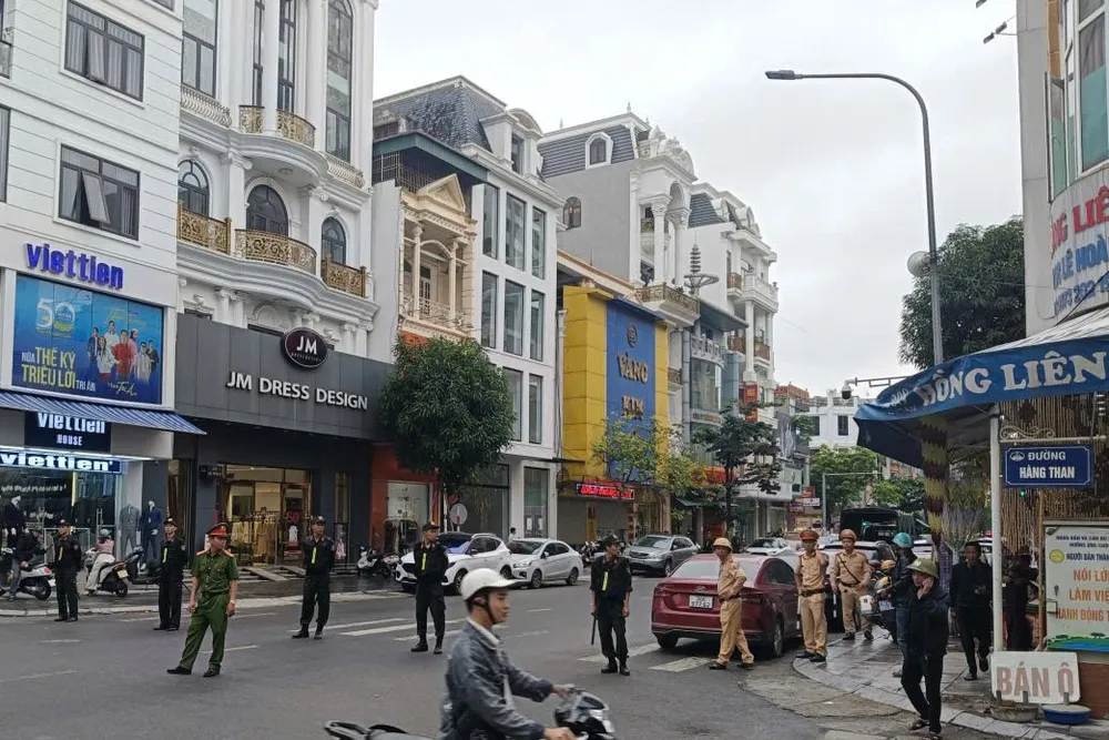 Quá trình khám xét cơ quan chức năng đã thu thập các chứng cứ quan trọng để điều tra về hành vi trốn thuế. Ảnh: ĐẶNG TRUNG Hàng chục cảnh sát phong tỏa, xuất hiện trên phố tiệm vàng ở Thanh Hóa -11.jpg