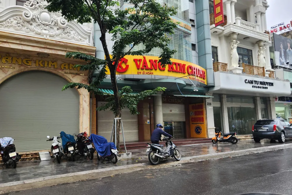 Sau khi khám xét, nhiều tiệm vàng trên phố Lê Hoàn đóng cửa, trong đó có tiệm vàng Kim Chung. Ảnh: ĐẶNG TRUNG Vàng bạc kim chung.jpg