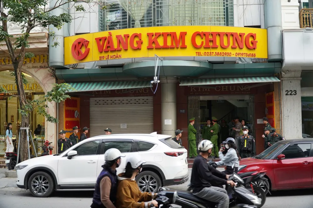 Đến chiều ngày 9-12, hàng chục cảnh sát tiếp tục xuất hiện ở tiệm vàng Kim Chung có địa chỉ 219 Lê Hoàn. Ảnh: ĐẶNG TRUNG Toàn cảnh khám xét, bắt giam vợ chồng chủ tiệm vàng nổi tiếng ở Thanh Hóa - 12.jpg