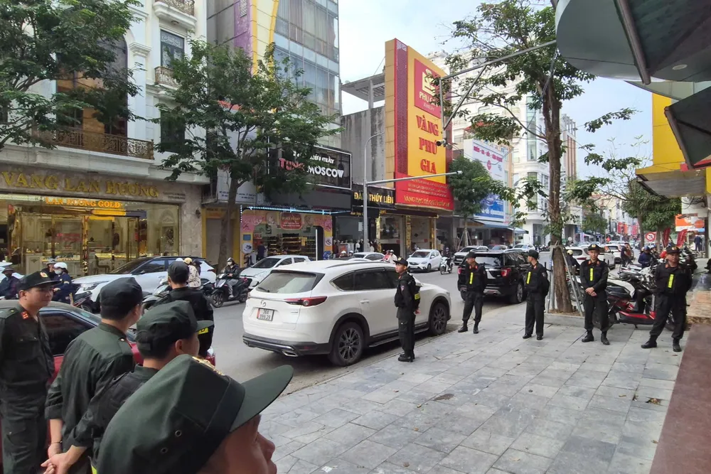 Bên ngoài tiệm vàng Kim Chung, lực lượng cảnh sát cơ động được tăng cường thực thi nhiệm vụ. Ảnh: ĐẶNG TRUNG Toàn cảnh khám xét, bắt giam vợ chồng chủ tiệm vàng nổi tiếng ở Thanh Hóa - 5.jpg