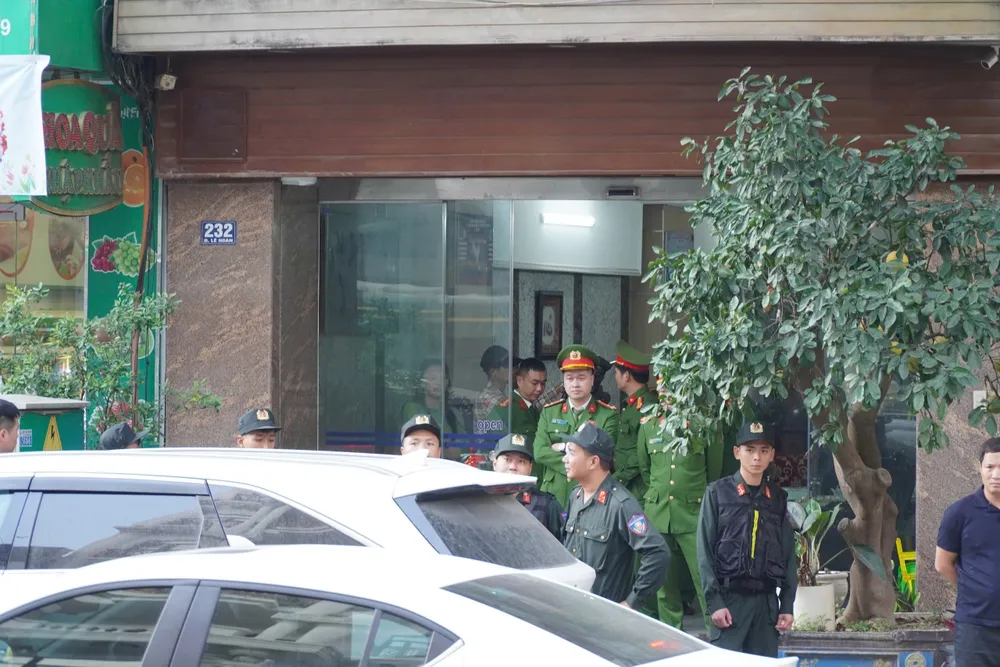 Cùng thời điểm khám xét tiệm vàng Kim Chung, nhiều cảnh sát cũng xuất hiện tại số nhà 232 Lê Hoàn. Ảnh: ĐẶNG TRUNG Toàn cảnh khám xét, bắt giam vợ chồng chủ tiệm vàng nổi tiếng ở Thanh Hóa - 6.jpg