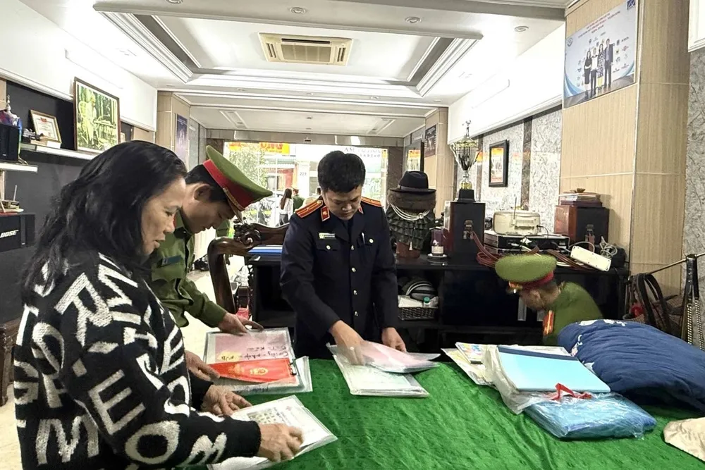 Bên trong tiệm vàng Kim Chung , lực lượng Công an khám xét nơi ở của vợ chồng Nguyễn Hữu Bình và Lê Thị Thu Hương. Ảnh: ĐẶNG TRUNG Toàn cảnh khám xét, bắt giam vợ chồng chủ tiệm vàng nổi tiếng ở Thanh Hóa - 2.jpg