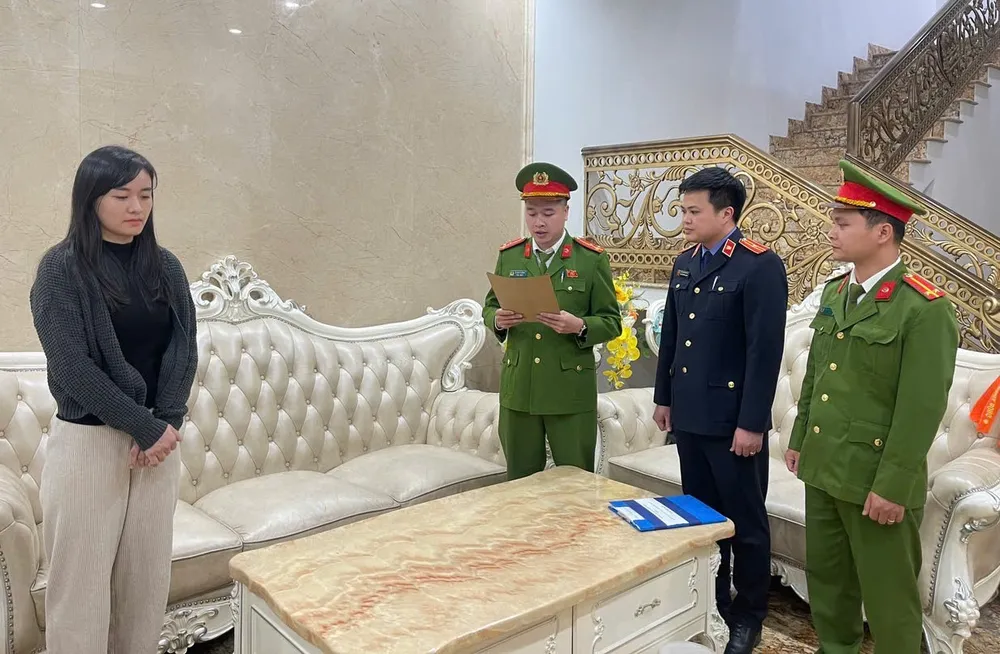 Đồng thời, Cơ quan CSĐT - Công an tỉnh Thanh Hóa tống đạt quyết định khởi tố, bắt tạm giam đối với Nguyễn Thu Nga tội trốn thuế . Ảnh: ĐẶNG TRUNG Tiệm vàng Kim Chung-.jpg