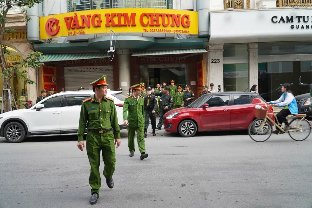 Khoảng 16 giờ 30 ngày 9-12, lực lượng chức năng hoàn tất việc khám xét và tống đạt quyết định khởi tố, bắt tạm giam đối với các bị can để điều tra về tội trốn thuế. Ảnh: ĐẶNG TRUNG Toàn cảnh khám xét, bắt giam vợ chồng chủ tiệm vàng nổi tiếng ở Thanh Hóa - 9.jpg